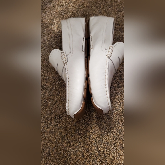White Cole Haan shoes, size 8B, leather - Picture 2 of 6